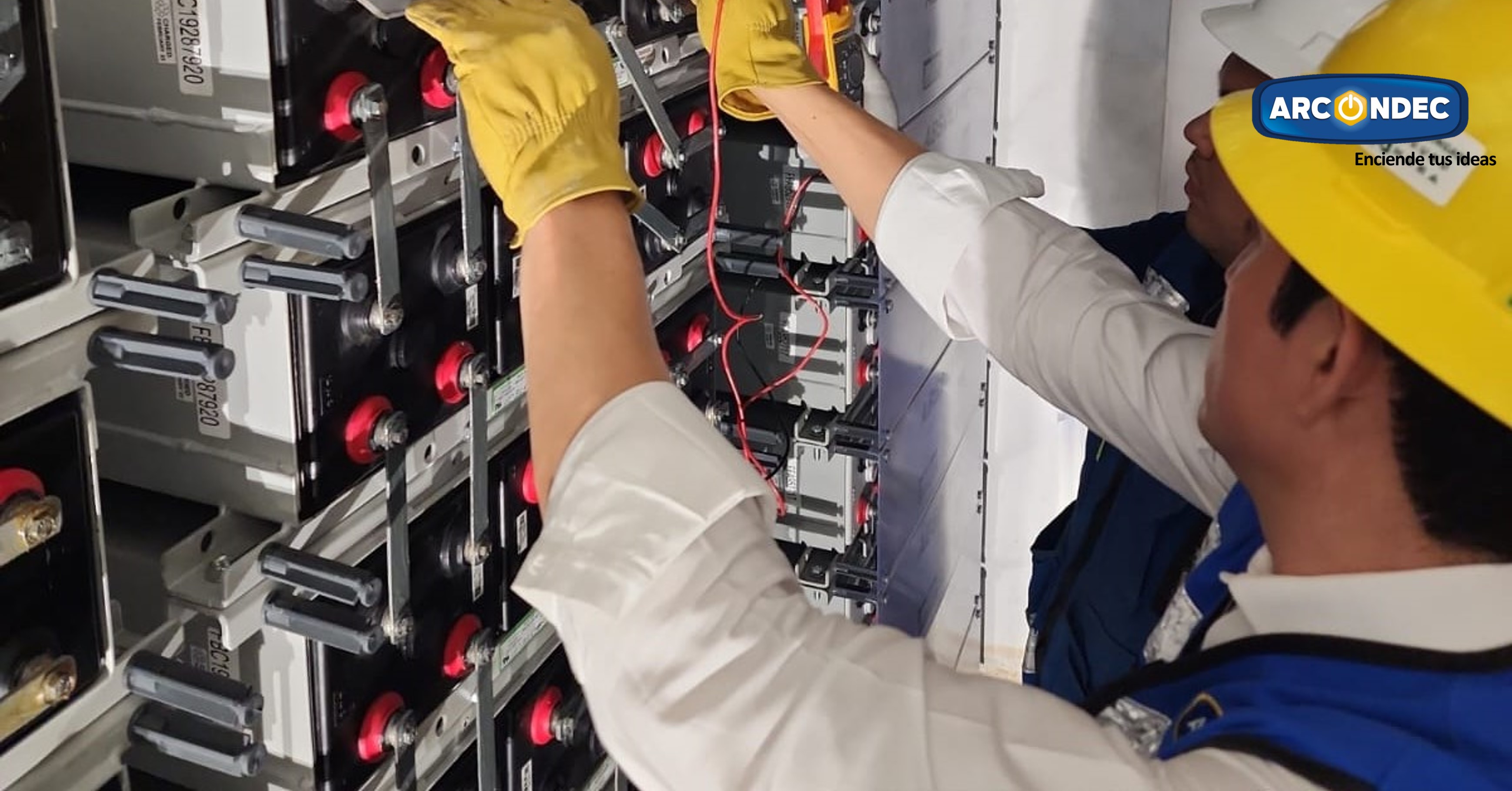 Técnicos realizando instalación y pruebas eléctricas en banco de baterías industriales, proyecto Arcondec Monterrey