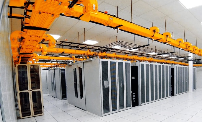 Centro de datos con racks de servidores y sistema de canalización estructurada para fibra óptica