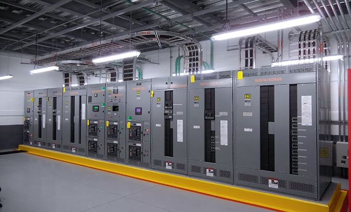 Sala eléctrica con tableros de distribución industrial y canalización organizada en techo